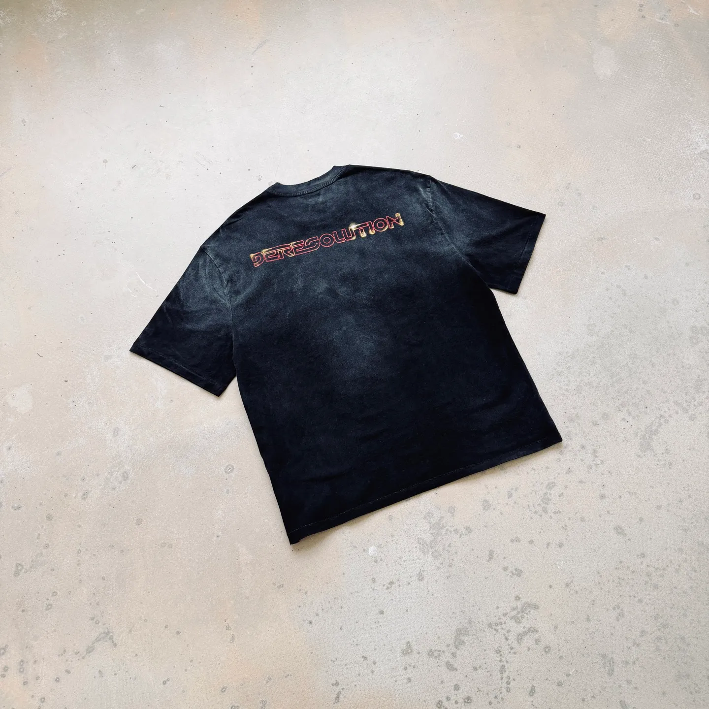 P138 # CTS-107 Saint 26SS "TRON ARES God of War Ares" limited edition. 260g heavyweight pure cotton fabric after washing. Retro single-stitch heaven and earth stitch technology + sandblasting and yeast washing to fade + hand-cut ribs. Size: S M L XL Customized 260g gram weight 100% cotton special washed fabric that is consistent with the original. With the blessing of imitation sun-drying, heavy sandblasting and fading + edge grinding + Assute fermentation and washing, the cotton feel on the surface of the fabric is well presented. Both the texture and feel are ceiling level. After the ready-made garments undergo a series of heavy washing and distressing processes, the retro and high-end sense of the entire garment is directly to the top. The garment making process of the entire garment adopts Saint The most common and complex single-needle sewing process (commonly known as single-thread heaven and earth stitch) among vintage vintage brands such as Michael. The movie "TRON: ARES" is very deep in concept and theme. It subverts the previous setting of the series of "human beings entering the digital world" and instead focuses on "digital existence entering reality". It takes the "emergence" process of Ares ARES from pure program to awakening consciousness as the core, and integrates the concept of "emergence" in biology and informatics. It also uses elements such as Gnostic mythology and Jewish "golem" legends to sublimate the story from a cyberpunk adventure to a philosophical allegory that explores the relationship between human nature and technology. This profound ideological core far exceeds other works of the same type.